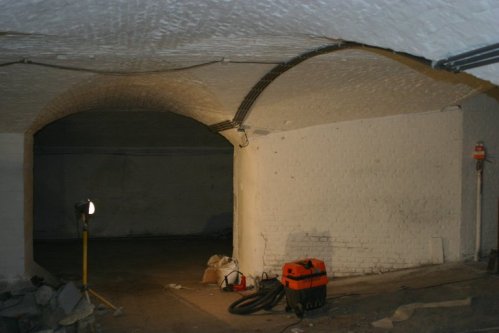 vue sur les magnifiques caves voûtées - on y réparait des péniches il y a 2 siècles.