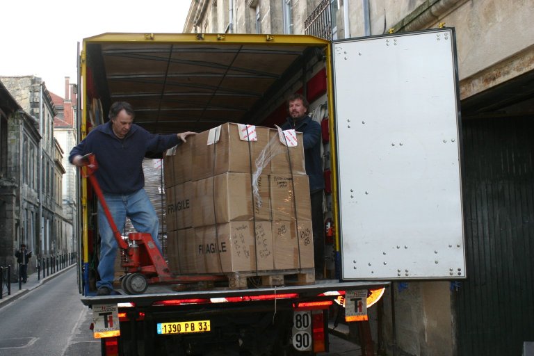 chargement du camion avec les palettes des journaux Sud-Ouest à Bordeaux
