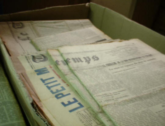 Des centaines de caisses de journaux à charger et à trier.