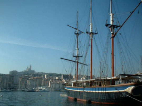 Notre Dame de la Garde qui veille sur nous et le vieux port...magnifique