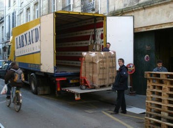 kranten op palette in de camion - Bordeaux 2006