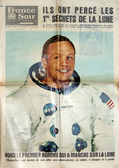 journal France-Soir Ils ont percés les premiers secrets de la lune. Voici le premier homme qui a marché sur la lune (Photo de Neil Armstrong).